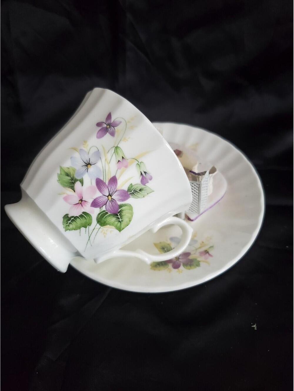 Vtg Beautiful Teacups/saucers ,with Mineature Scenes